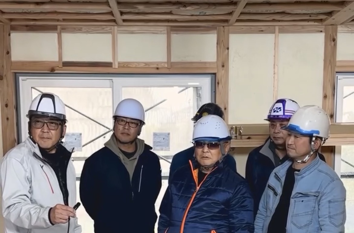 現場で打ち合わせを行う雅建設の専属業者会 壱心会のメンバー